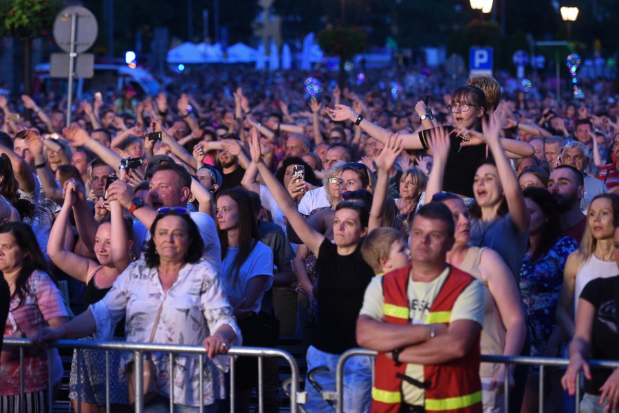 Świetny Shaggy na placu Ratuszowym. Efektowny pokaz laserów ZDJĘCIA