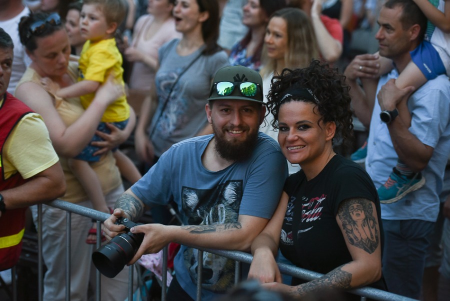 Świetny Shaggy na placu Ratuszowym. Efektowny pokaz laserów ZDJĘCIA