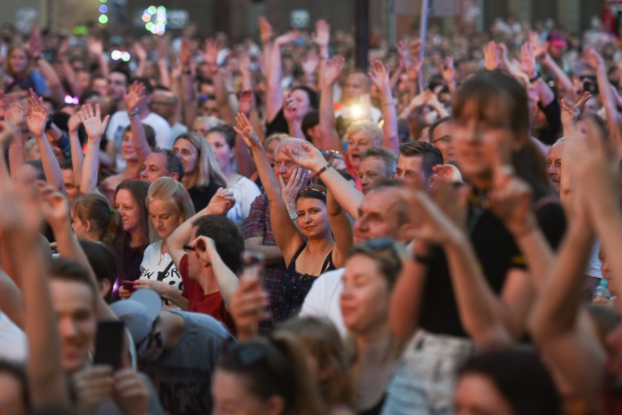 Świetny Shaggy na placu Ratuszowym. Efektowny pokaz laserów ZDJĘCIA