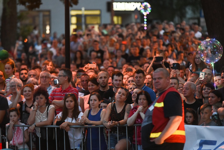 Świetny Shaggy na placu Ratuszowym. Efektowny pokaz laserów ZDJĘCIA