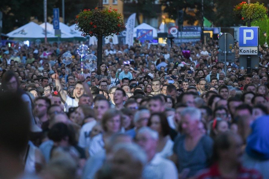 Świetny Shaggy na placu Ratuszowym. Efektowny pokaz laserów ZDJĘCIA