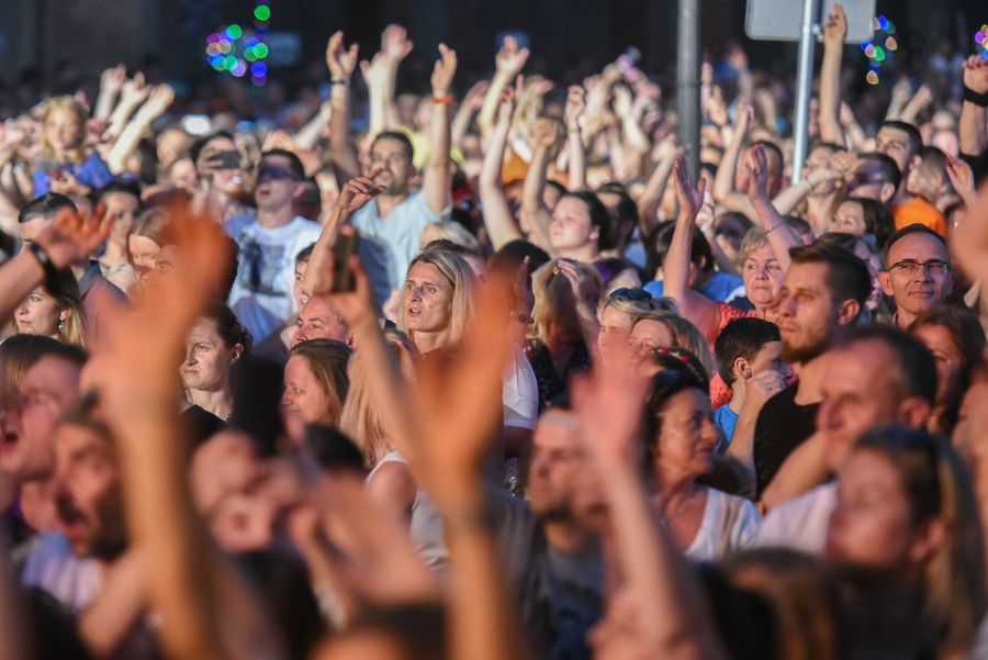Świetny Shaggy na placu Ratuszowym. Efektowny pokaz laserów ZDJĘCIA