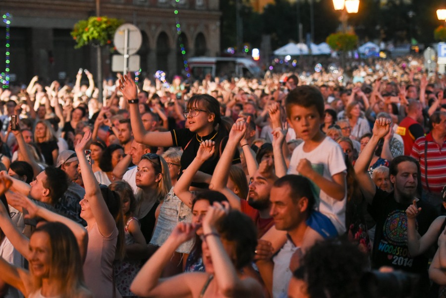 Świetny Shaggy na placu Ratuszowym. Efektowny pokaz laserów ZDJĘCIA