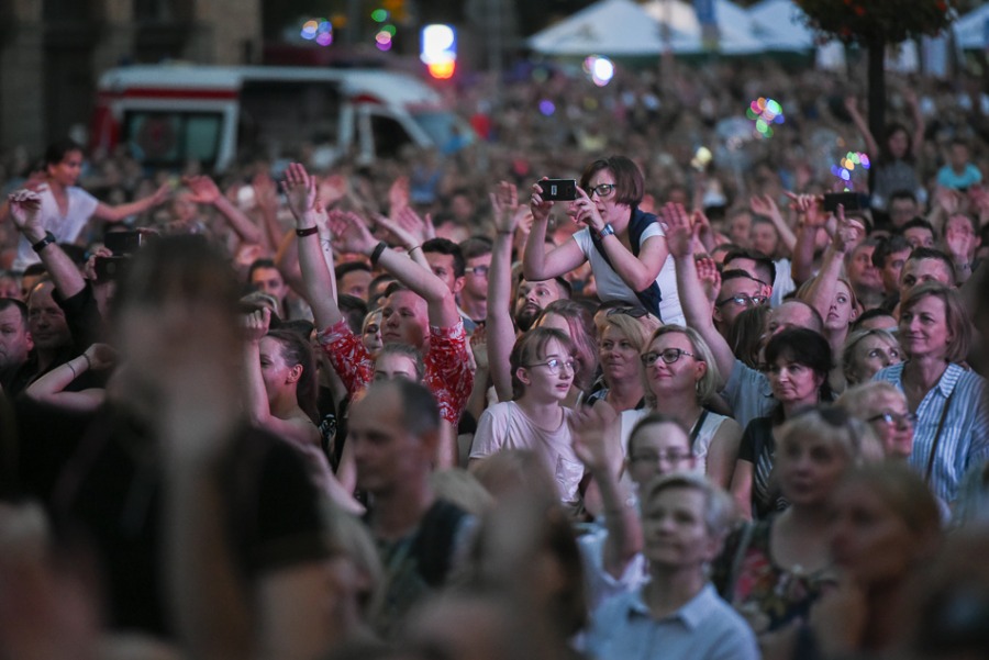 Świetny Shaggy na placu Ratuszowym. Efektowny pokaz laserów ZDJĘCIA