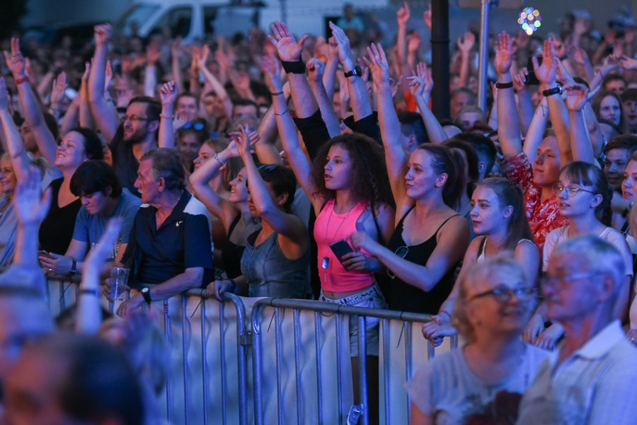 Świetny Shaggy na placu Ratuszowym. Efektowny pokaz laserów ZDJĘCIA