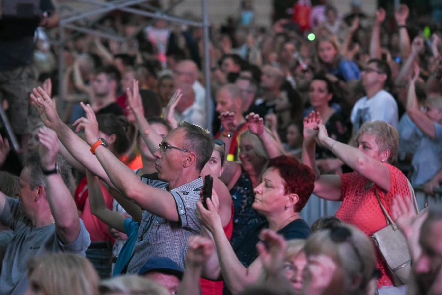 Świetny Shaggy na placu Ratuszowym. Efektowny pokaz laserów ZDJĘCIA