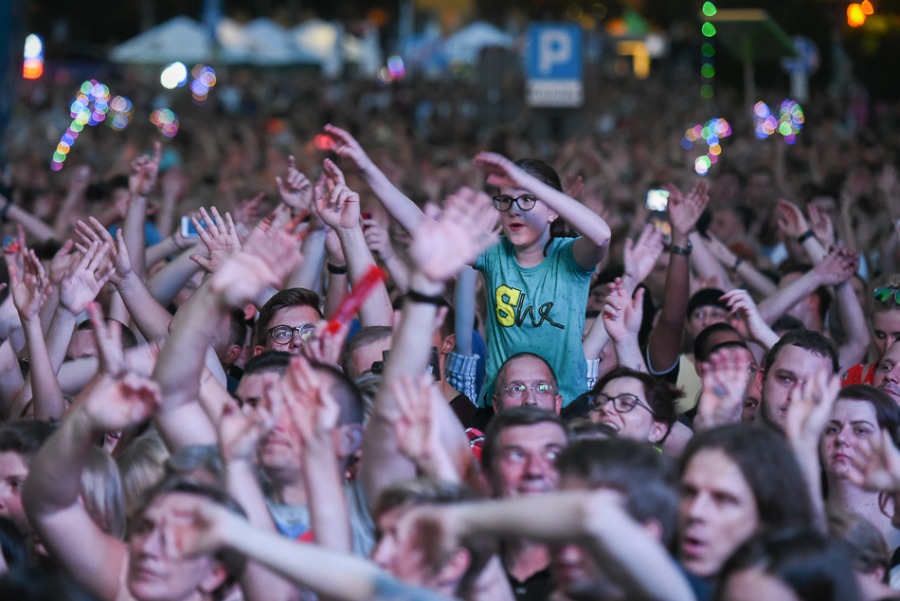Świetny Shaggy na placu Ratuszowym. Efektowny pokaz laserów ZDJĘCIA