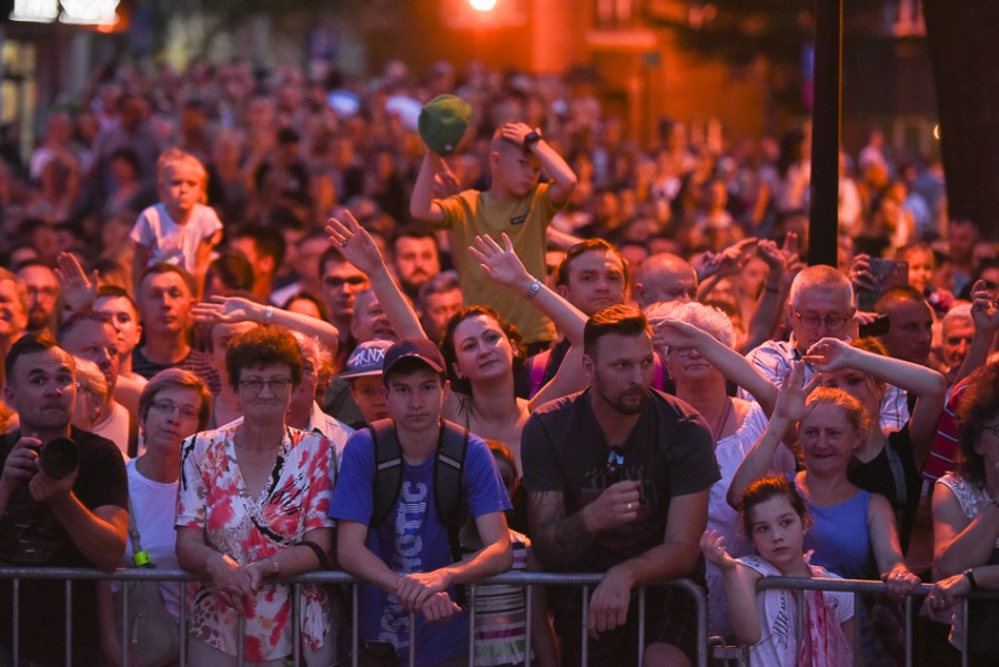 Świetny Shaggy na placu Ratuszowym. Efektowny pokaz laserów ZDJĘCIA