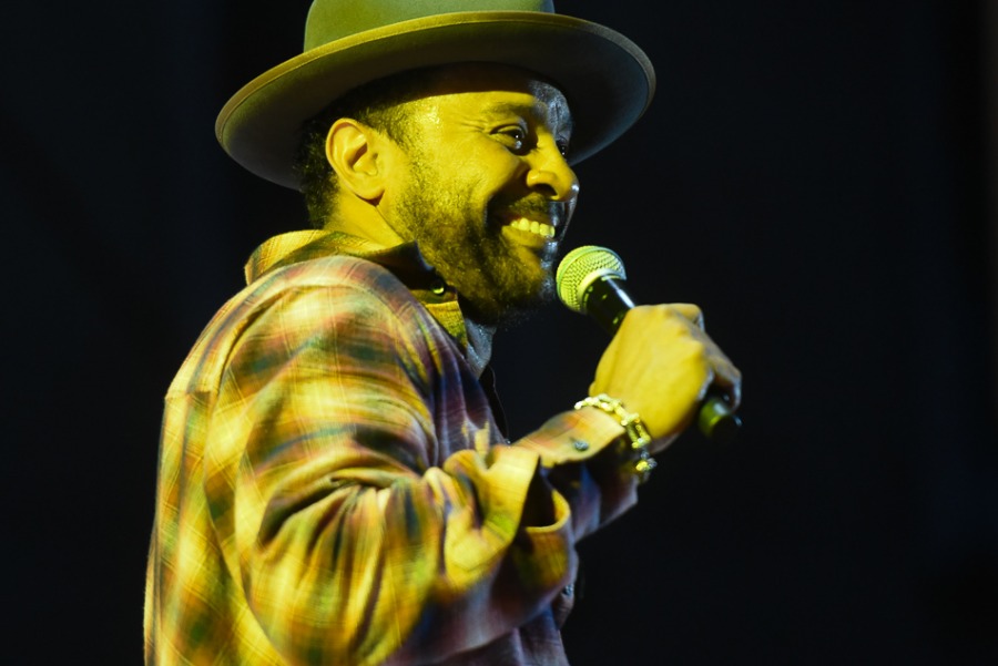 Świetny Shaggy na placu Ratuszowym. Efektowny pokaz laserów ZDJĘCIA