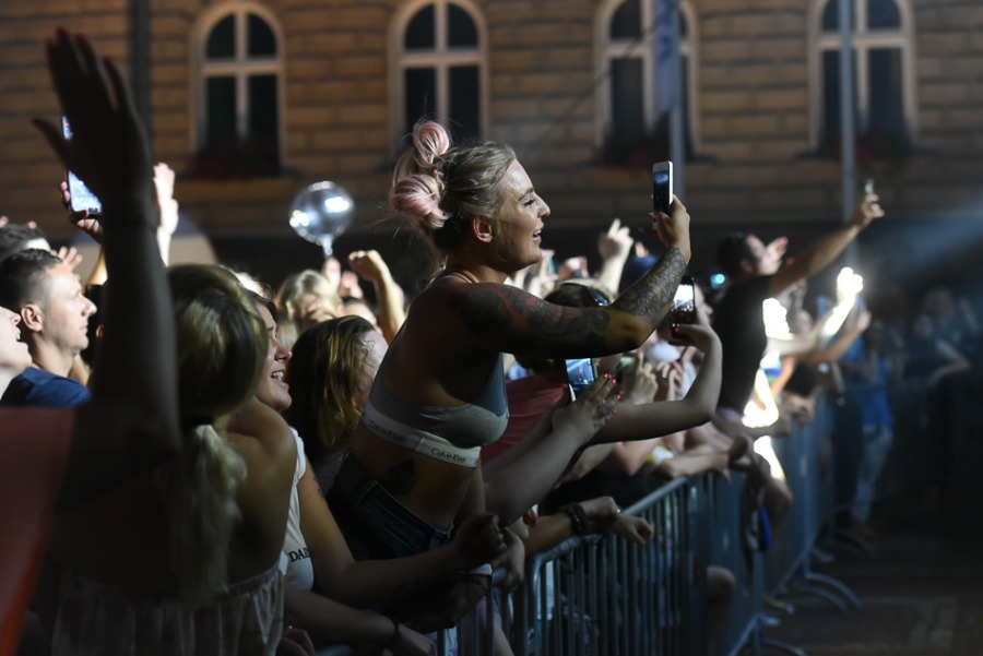 Świetny Shaggy na placu Ratuszowym. Efektowny pokaz laserów ZDJĘCIA