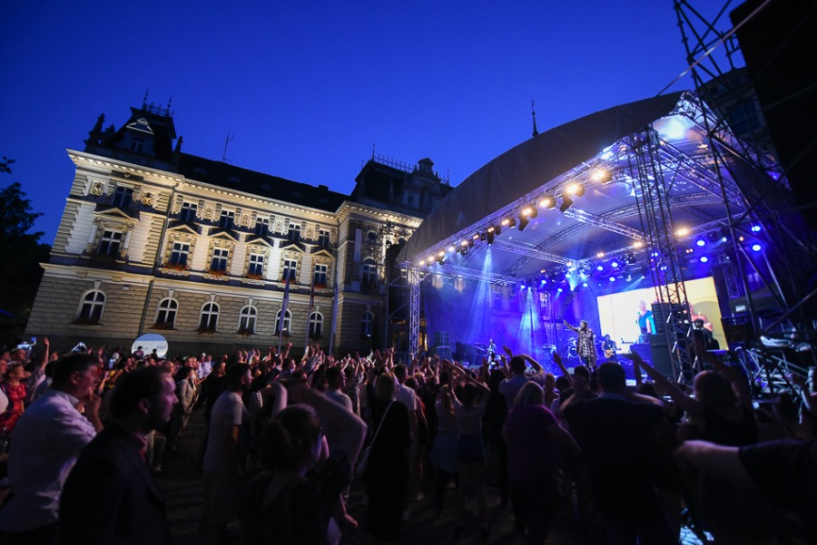 Świetny Shaggy na placu Ratuszowym. Efektowny pokaz laserów ZDJĘCIA