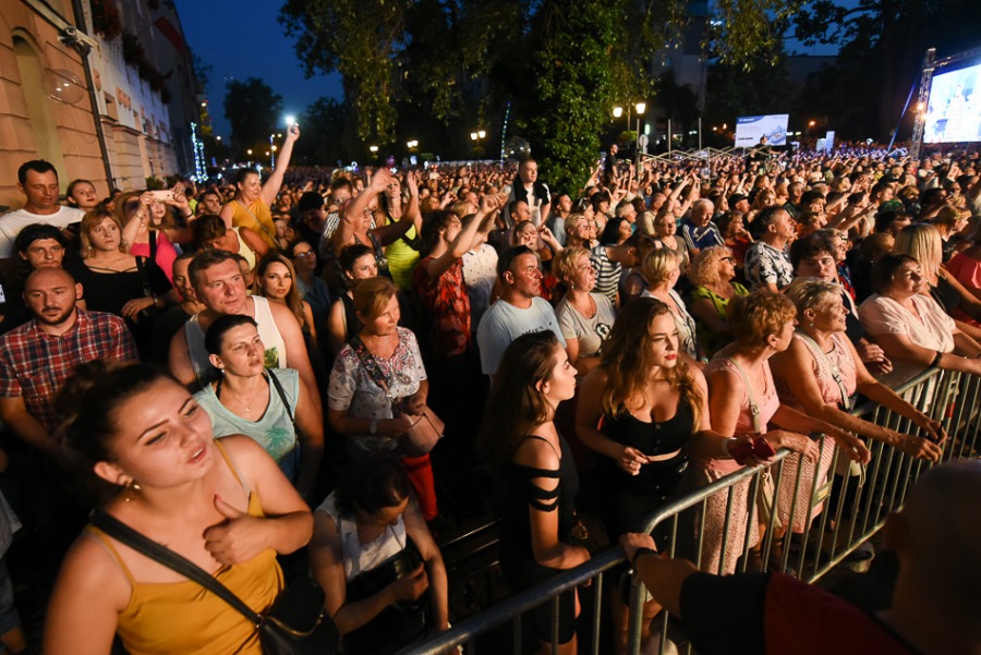 Świetny Shaggy na placu Ratuszowym. Efektowny pokaz laserów ZDJĘCIA