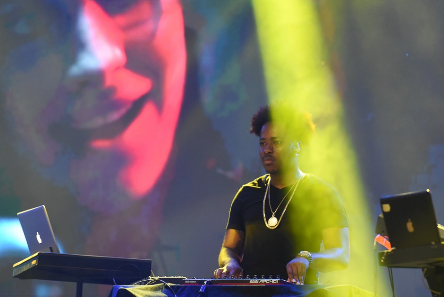 Świetny Shaggy na placu Ratuszowym. Efektowny pokaz laserów ZDJĘCIA