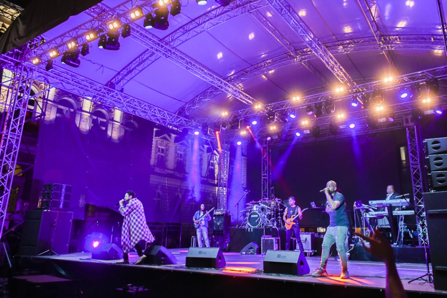 Świetny Shaggy na placu Ratuszowym. Efektowny pokaz laserów ZDJĘCIA
