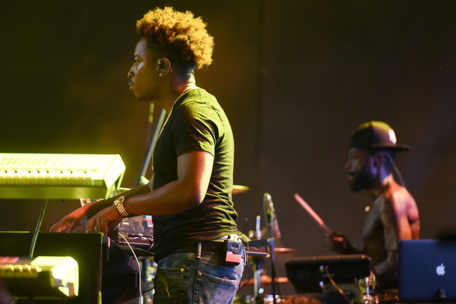 Świetny Shaggy na placu Ratuszowym. Efektowny pokaz laserów ZDJĘCIA