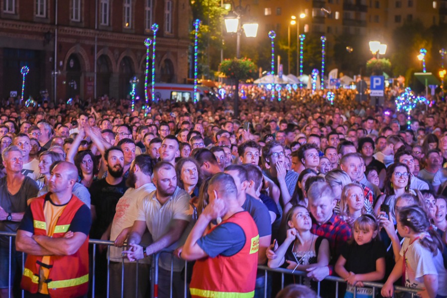 Świetny Shaggy na placu Ratuszowym. Efektowny pokaz laserów ZDJĘCIA