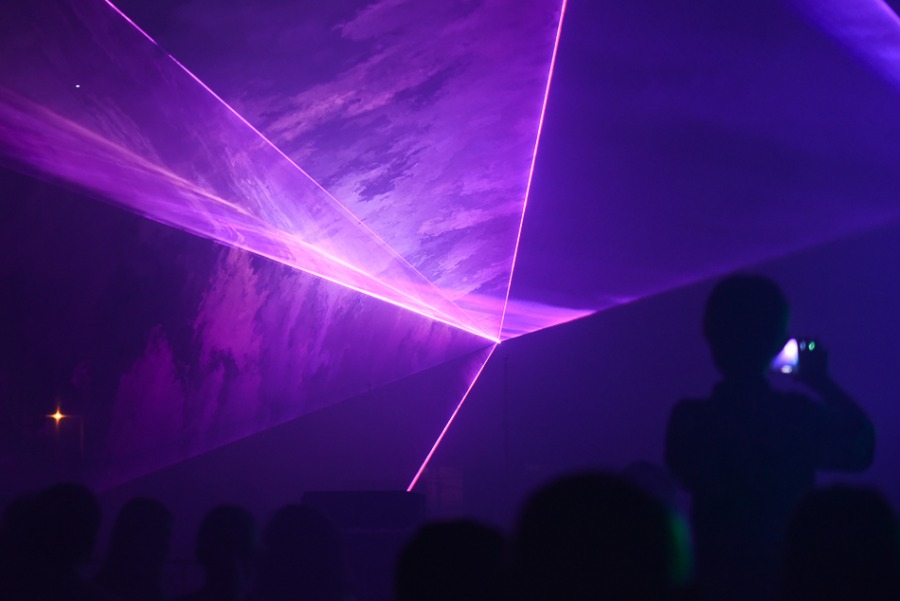 Świetny Shaggy na placu Ratuszowym. Efektowny pokaz laserów ZDJĘCIA