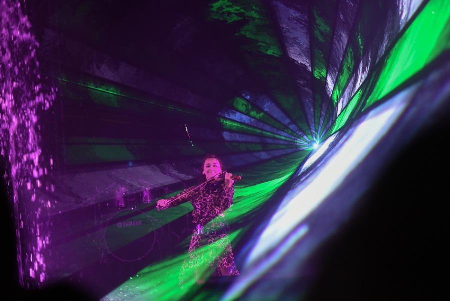 Świetny Shaggy na placu Ratuszowym. Efektowny pokaz laserów ZDJĘCIA