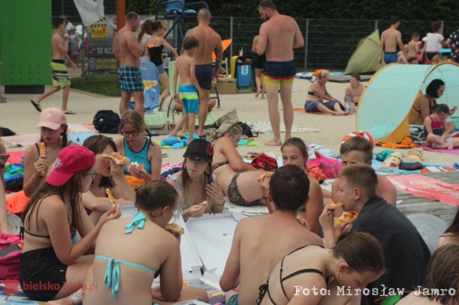 W afrykańskim upale. Basen w Cygańskim Lesie pęka w szwach ZDJĘCIA