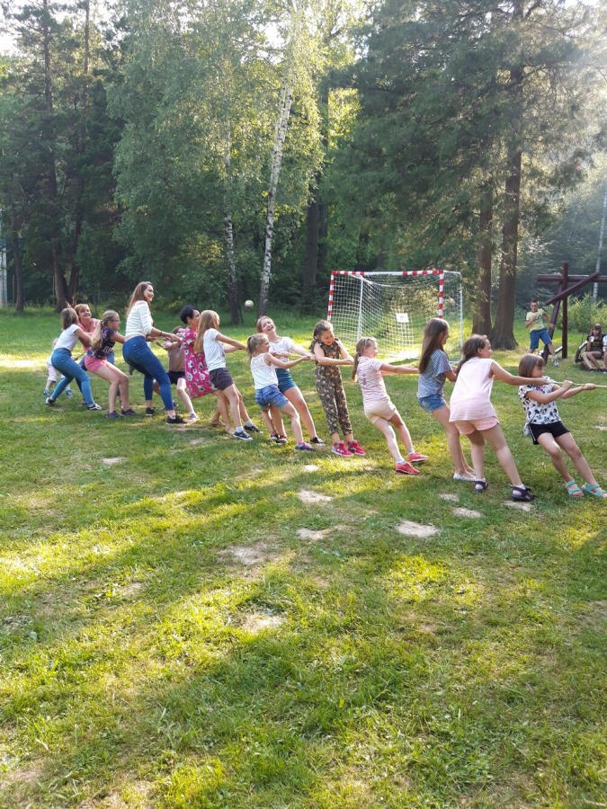 Piknik w Olszówce z piękną nastolatką. Dzieci były zachwycone - foto