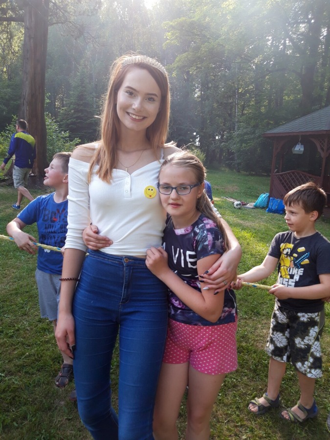 Piknik w Olszówce z piękną nastolatką. Dzieci były zachwycone - foto