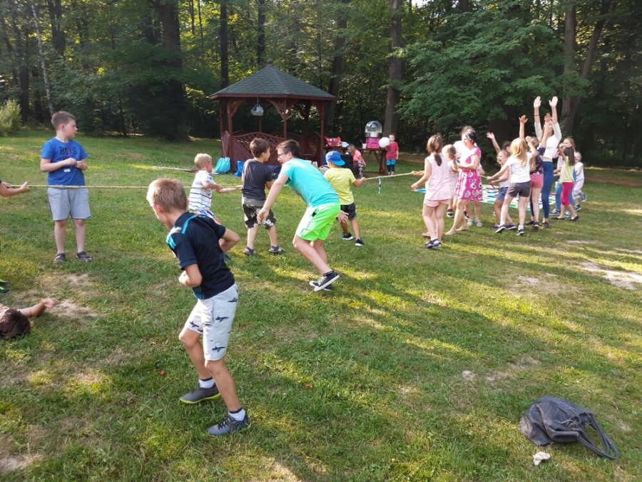 Piknik w Olszówce z piękną nastolatką. Dzieci były zachwycone - foto