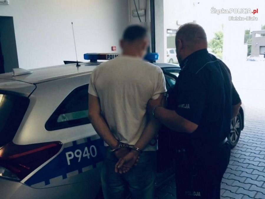 Siedział w aucie obok zamkniętego sklepu. Pod fotelem miał pistolet - foto