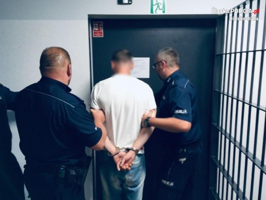 Siedział w aucie obok zamkniętego sklepu. Pod fotelem miał pistolet - foto