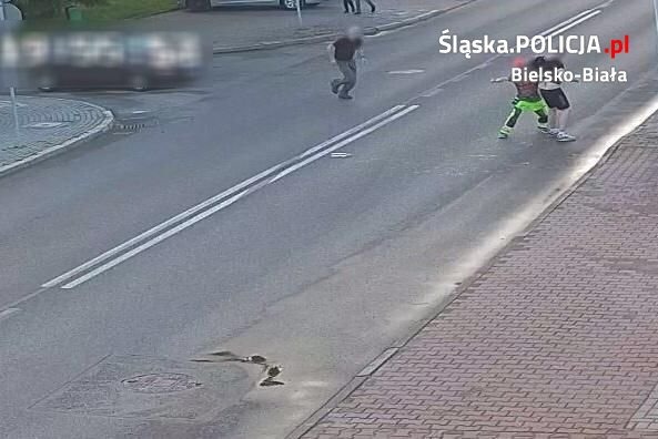 Atak nożownika na ruchliwej ulicy. Obezwładnił go jeden z kierowców - foto