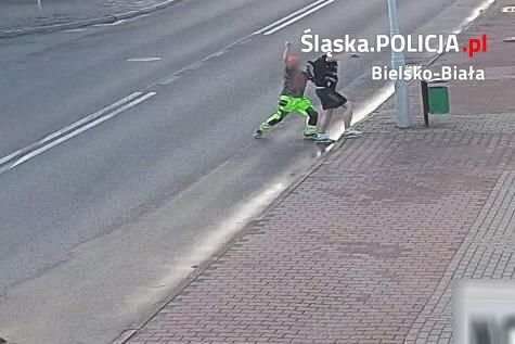 Atak nożownika na ruchliwej ulicy. Obezwładnił go jeden z kierowców - foto