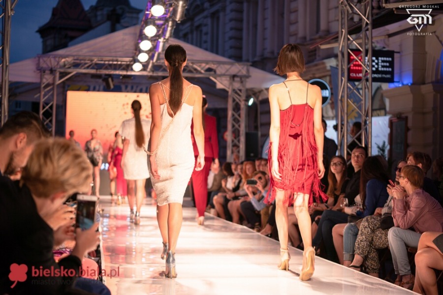 Prześliczne modelki na ul. Ratuszowej. Rewia mody w klimacie secesji ZDJĘCIA