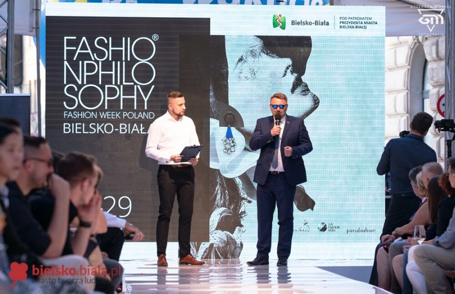 Prześliczne modelki na ul. Ratuszowej. Rewia mody w klimacie secesji ZDJĘCIA