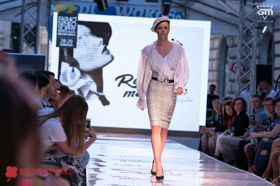 Prześliczne modelki na ul. Ratuszowej. Rewia mody w klimacie secesji ZDJĘCIA