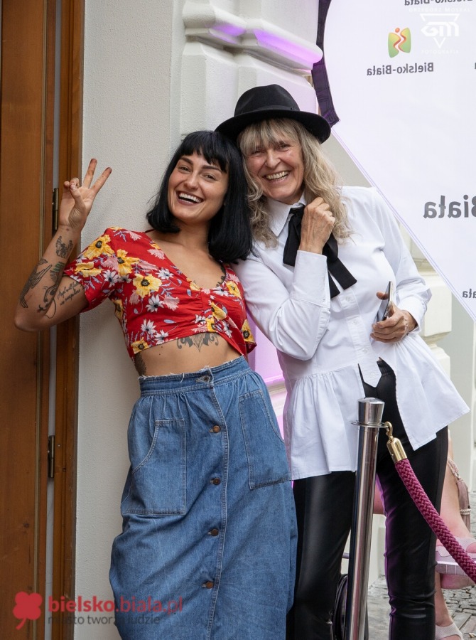 Prześliczne modelki na ul. Ratuszowej. Rewia mody w klimacie secesji ZDJĘCIA