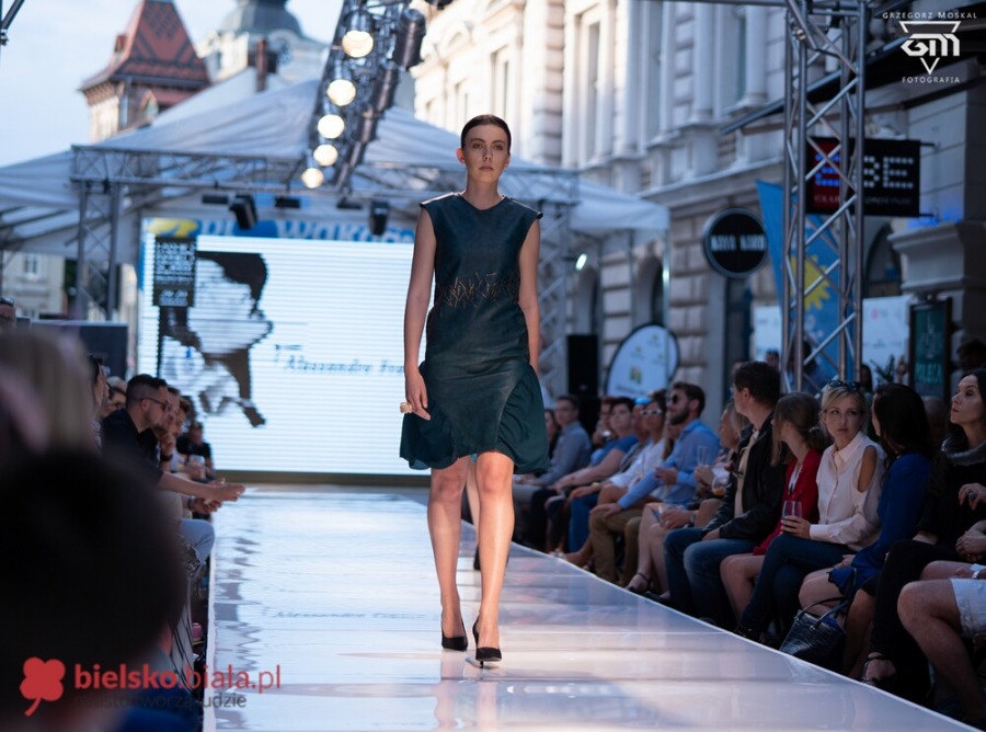 Prześliczne modelki na ul. Ratuszowej. Rewia mody w klimacie secesji ZDJĘCIA