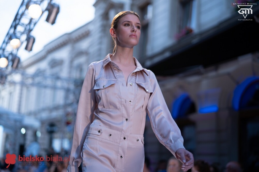 Prześliczne modelki na ul. Ratuszowej. Rewia mody w klimacie secesji ZDJĘCIA