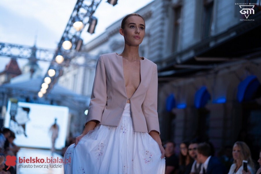 Prześliczne modelki na ul. Ratuszowej. Rewia mody w klimacie secesji ZDJĘCIA