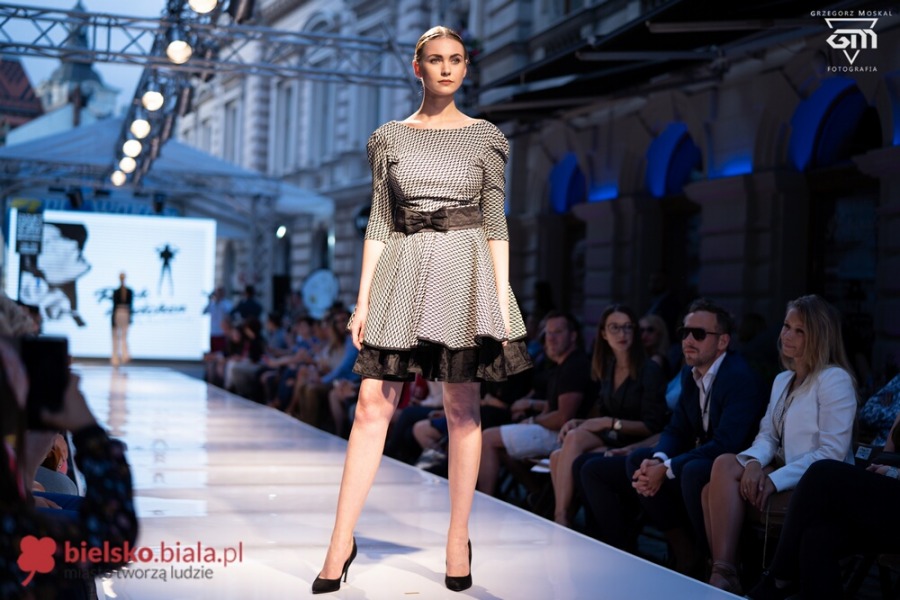 Prześliczne modelki na ul. Ratuszowej. Rewia mody w klimacie secesji ZDJĘCIA