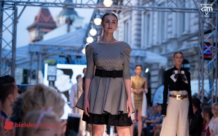 Prześliczne modelki na ul. Ratuszowej. Rewia mody w klimacie secesji ZDJĘCIA