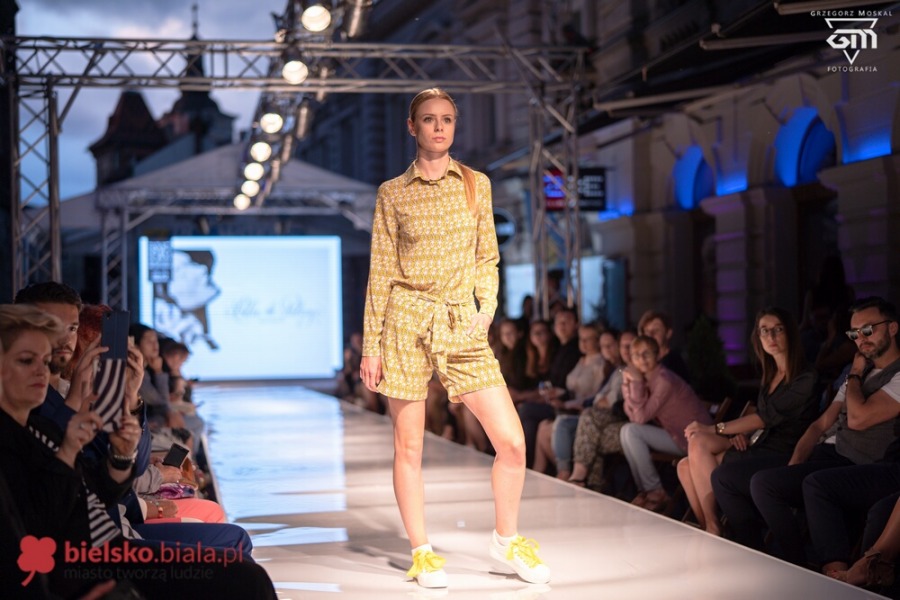 Prześliczne modelki na ul. Ratuszowej. Rewia mody w klimacie secesji ZDJĘCIA