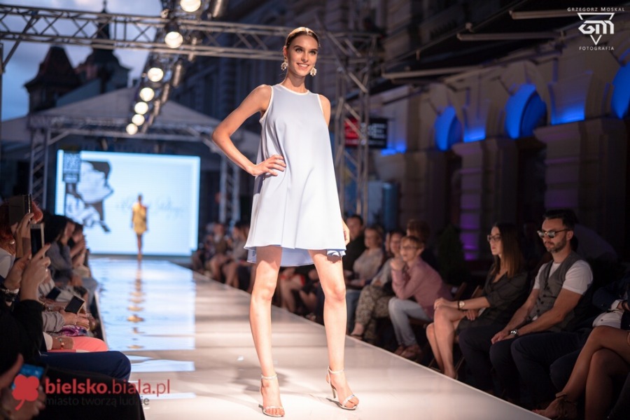 Prześliczne modelki na ul. Ratuszowej. Rewia mody w klimacie secesji ZDJĘCIA