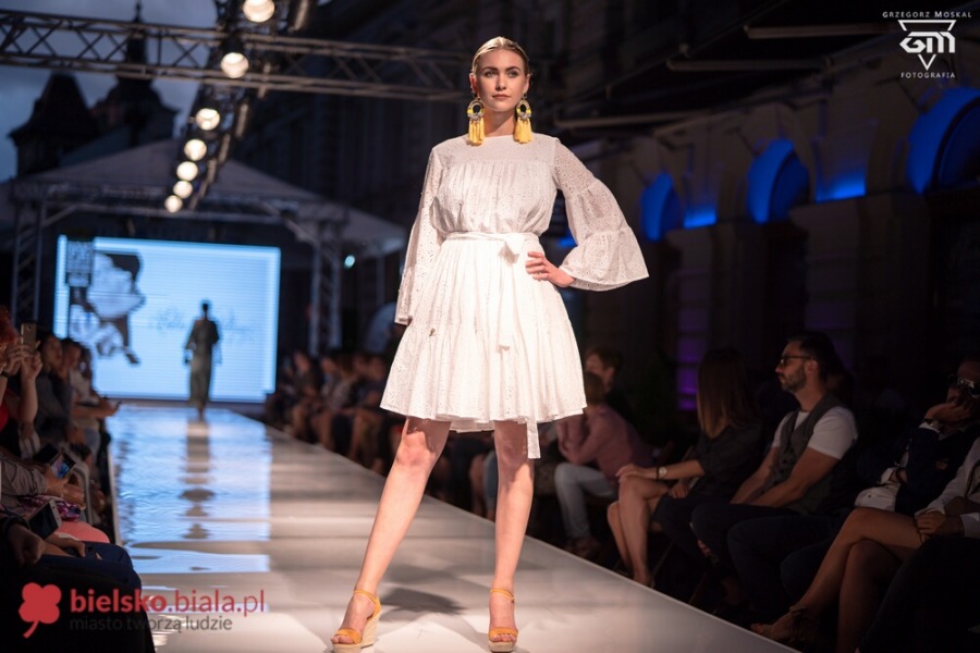 Prześliczne modelki na ul. Ratuszowej. Rewia mody w klimacie secesji ZDJĘCIA