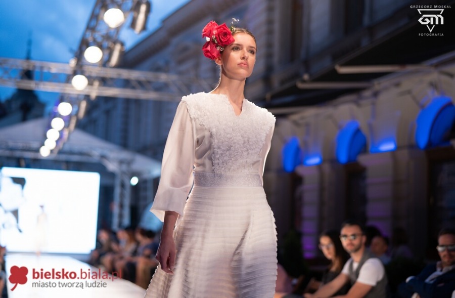 Prześliczne modelki na ul. Ratuszowej. Rewia mody w klimacie secesji ZDJĘCIA