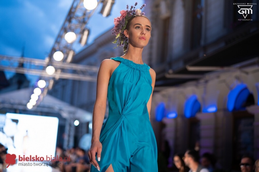 Prześliczne modelki na ul. Ratuszowej. Rewia mody w klimacie secesji ZDJĘCIA