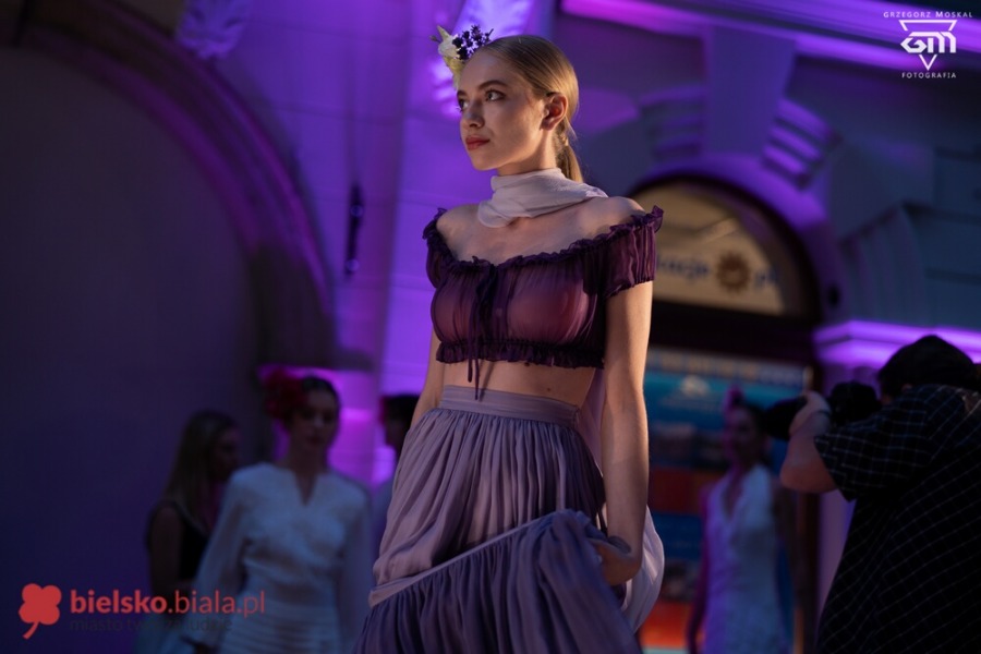 Prześliczne modelki na ul. Ratuszowej. Rewia mody w klimacie secesji ZDJĘCIA