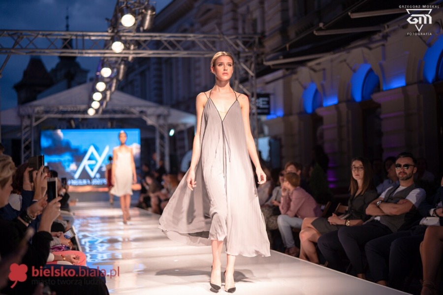 Prześliczne modelki na ul. Ratuszowej. Rewia mody w klimacie secesji ZDJĘCIA