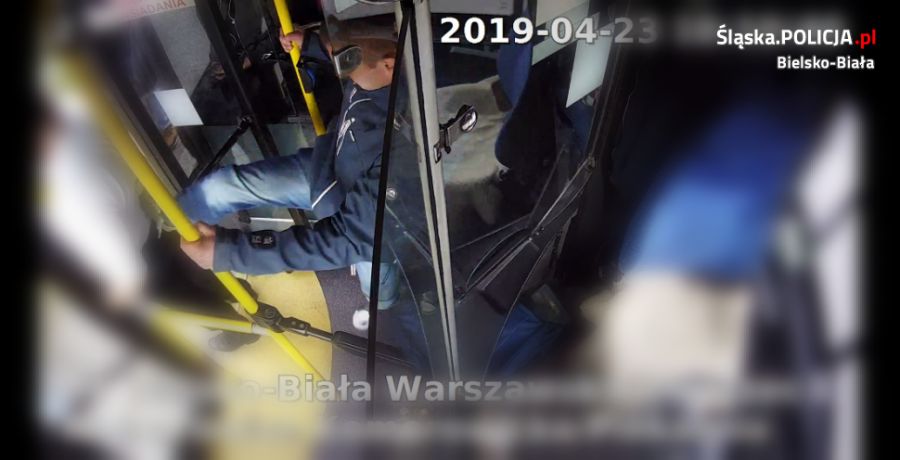 Poszukiwania sprawcy napaści na kierowcę autobusu - zdjęcia z monitoringu