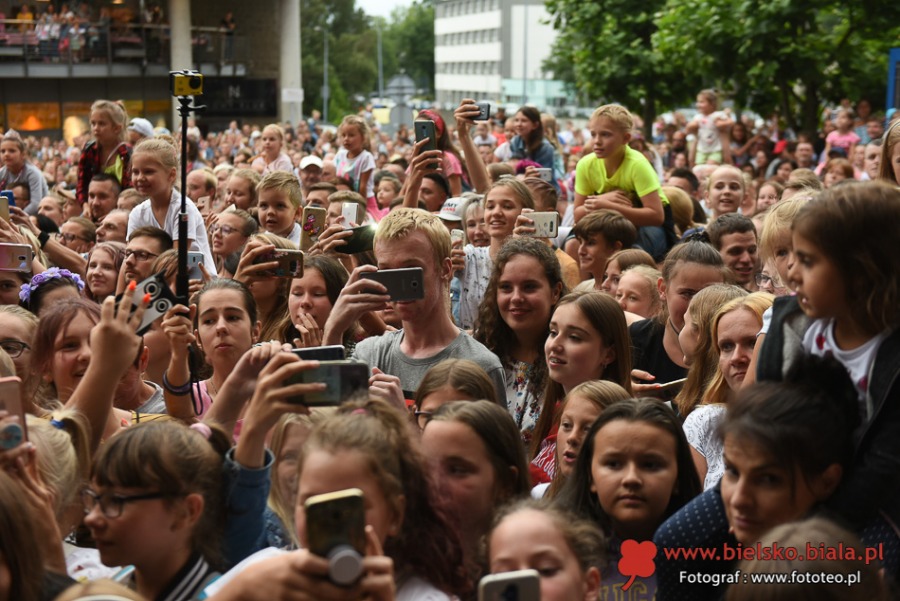 Totalne szaleństwo przed Sferą! Tłumy fanów zachwycone Roksaną Węgiel ZDJĘCIA