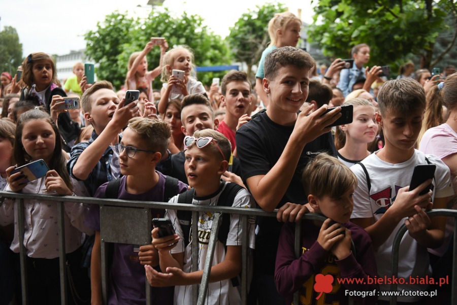 Totalne szaleństwo przed Sferą! Tłumy fanów zachwycone Roksaną Węgiel ZDJĘCIA