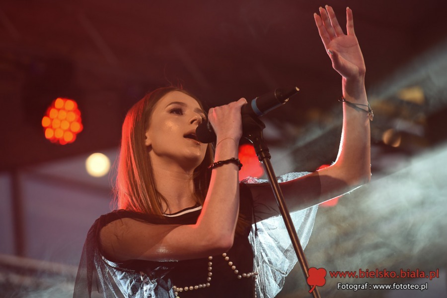 Totalne szaleństwo przed Sferą! Tłumy fanów zachwycone Roksaną Węgiel ZDJĘCIA